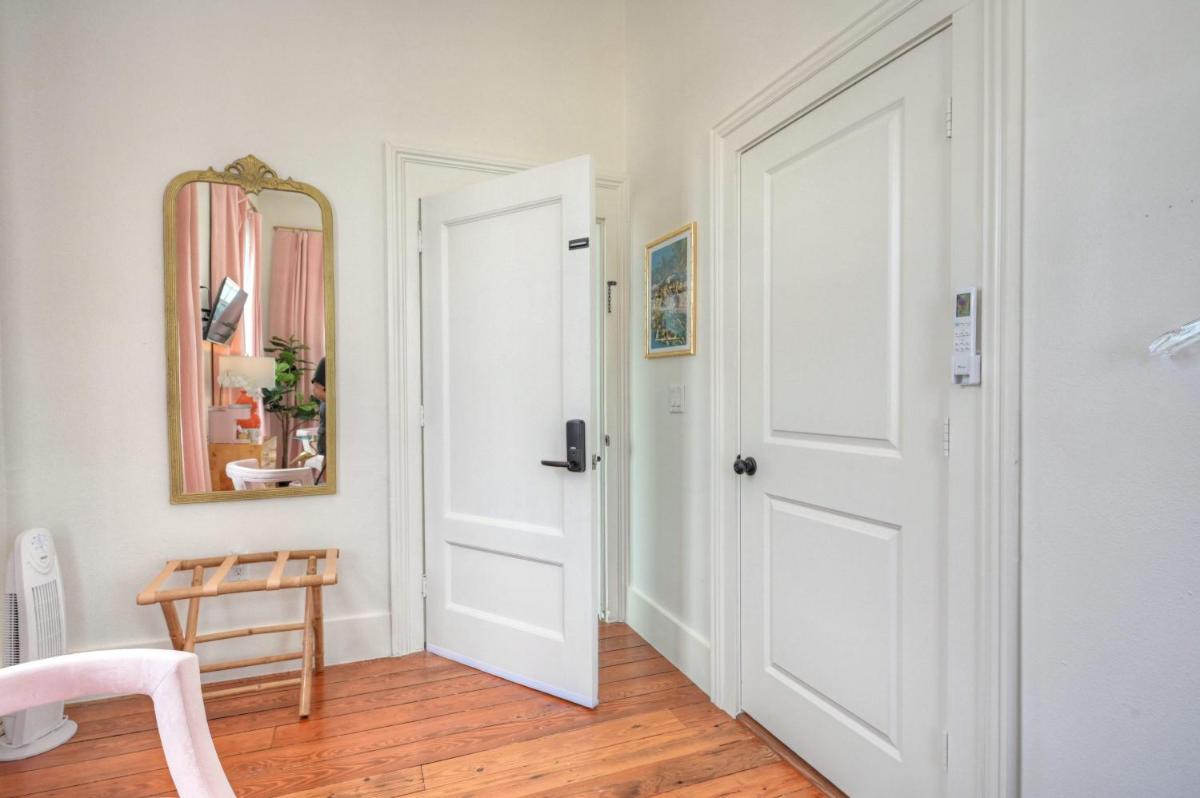 Sugar's INN Room #5 - Housity