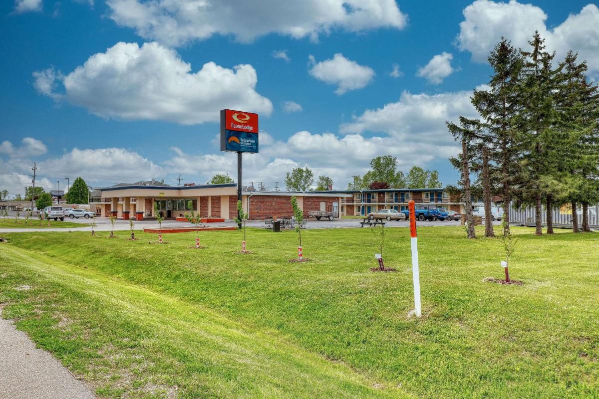 Suburban Studios Neenah - Housity