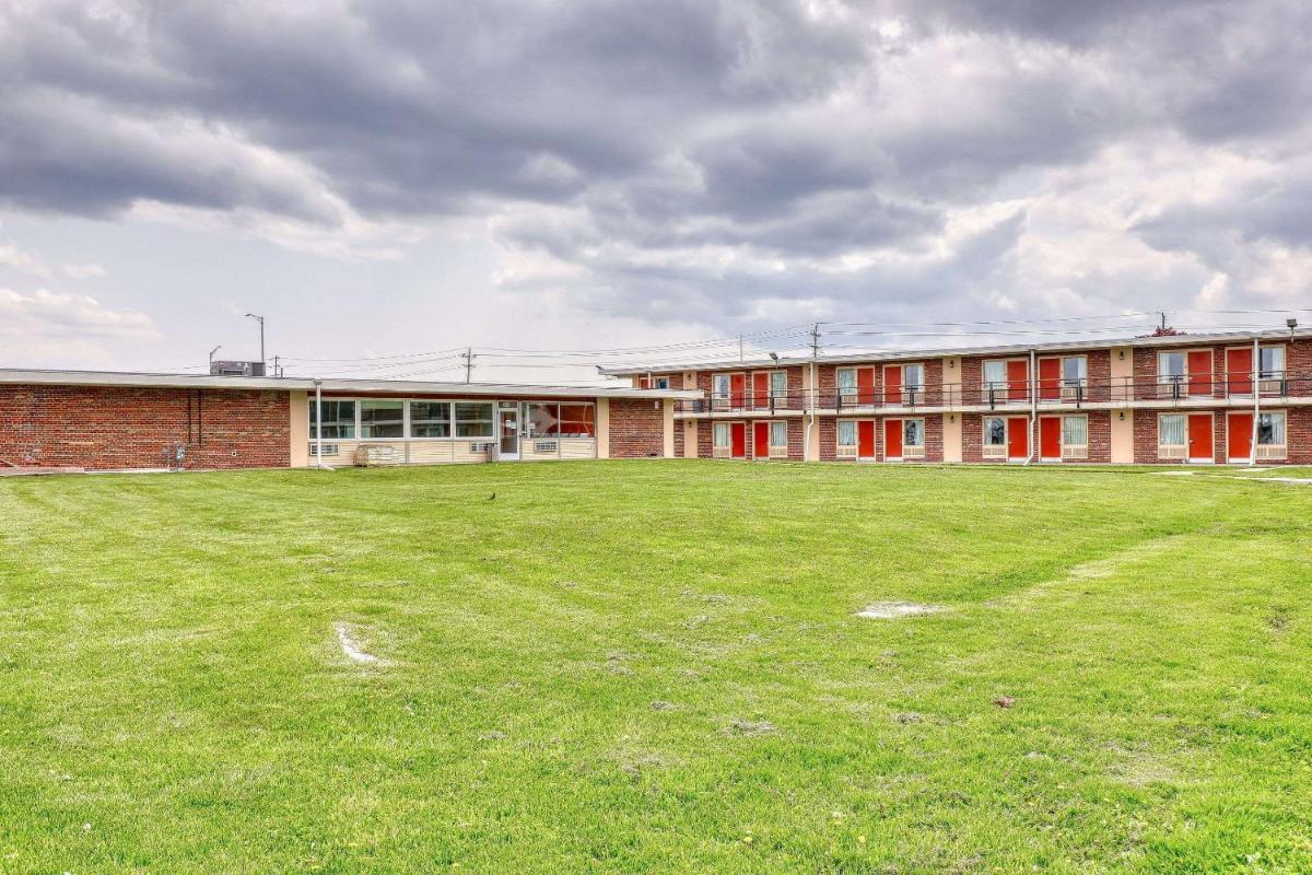Suburban Studios Neenah - Housity