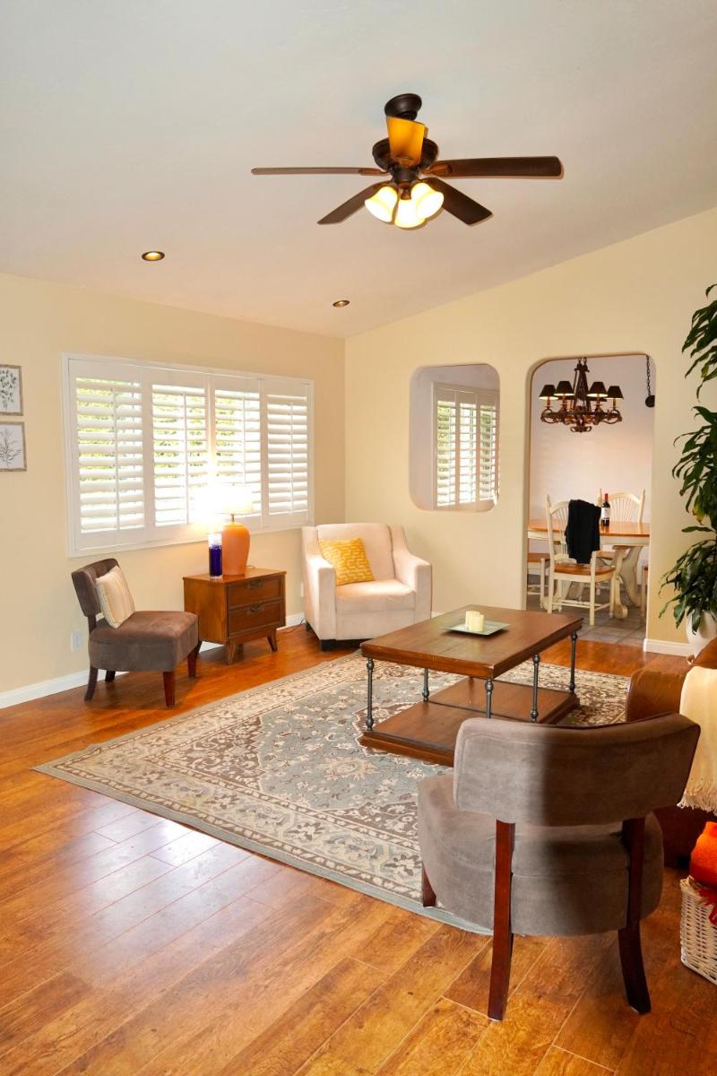 Cozy Family Hideaway, sleeps 8, 4 tv's yard, shops - Housity