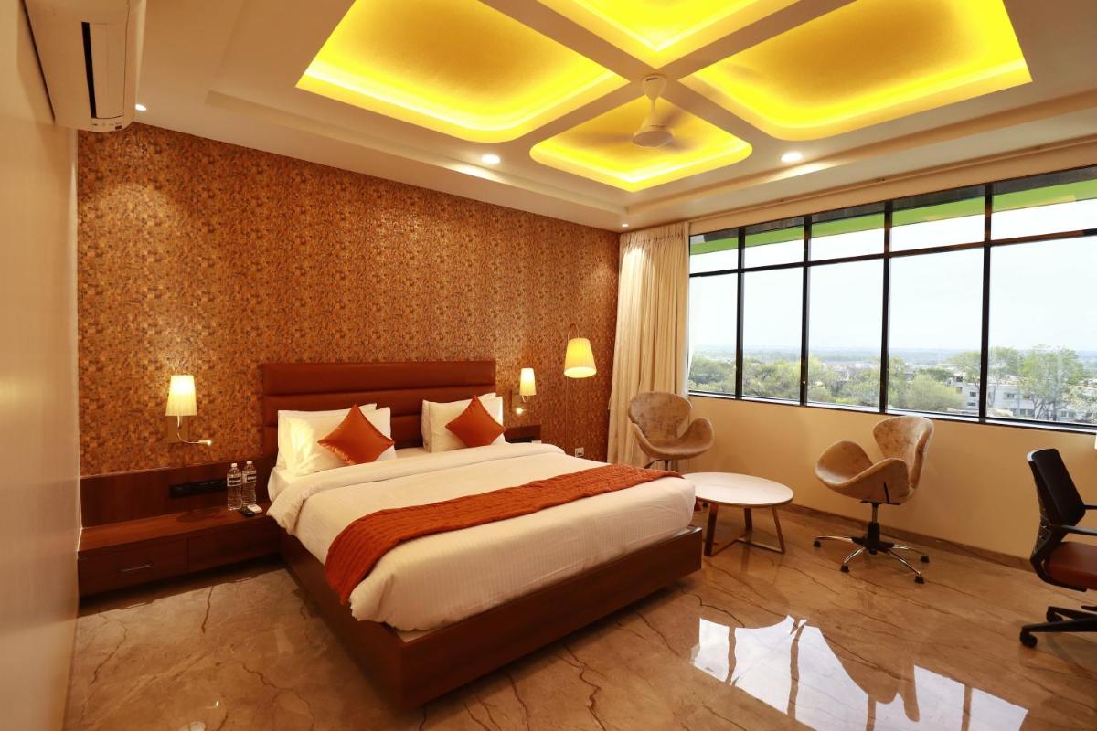 Four Petals Executive by LHMS - Housity