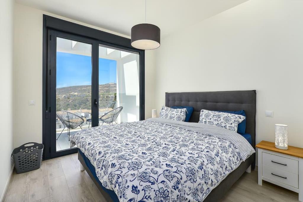 New modern house with private pool - Housity