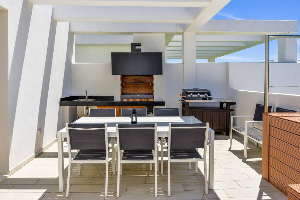 New modern house with private pool - Housity