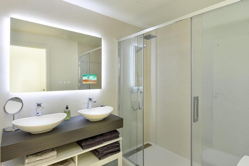 New modern house with private pool - Housity