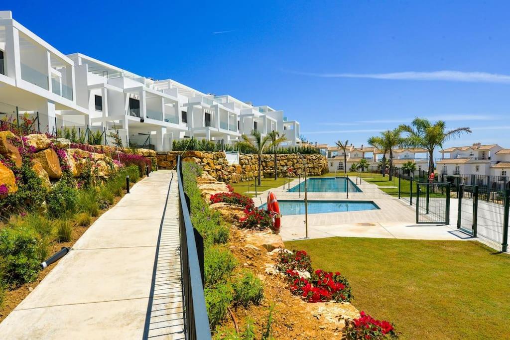 New modern house with private pool - Housity