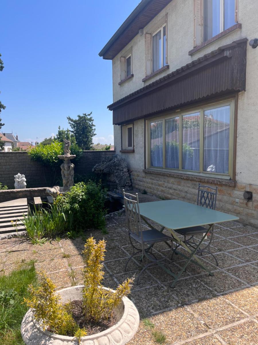 Maison spacieuse et accès indépendant au centre-ville de Tournus - Housity