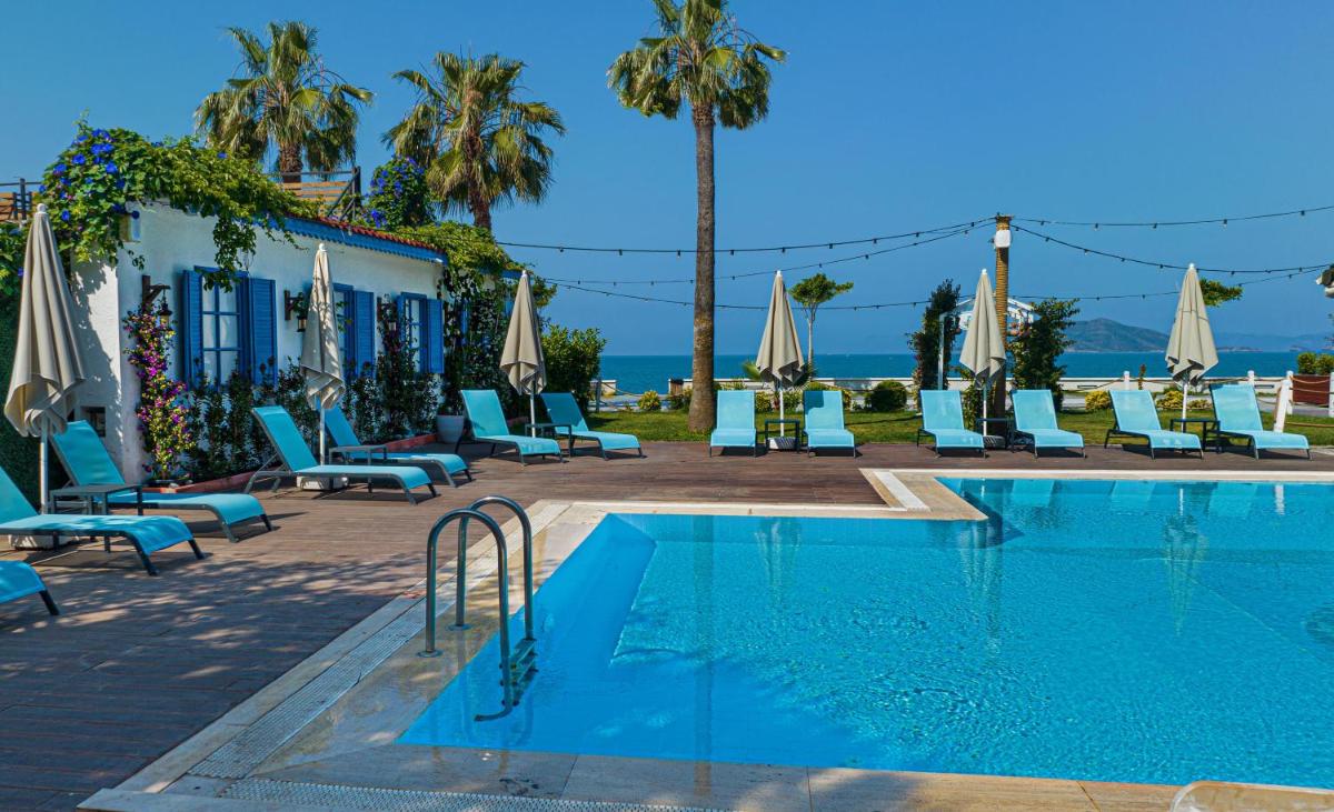 Uras Beach Hotel - Housity