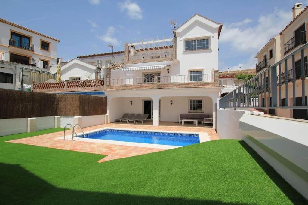 Large Family Townhouse with private pool in Benahavis Village - Housity