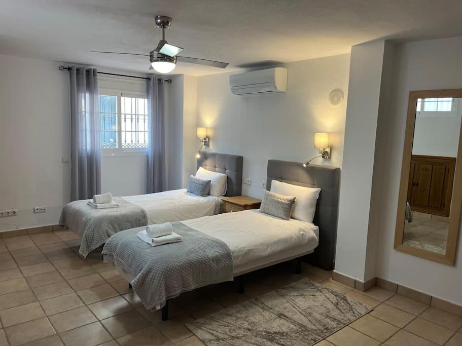 Large Family Townhouse with private pool in Benahavis Village - Housity