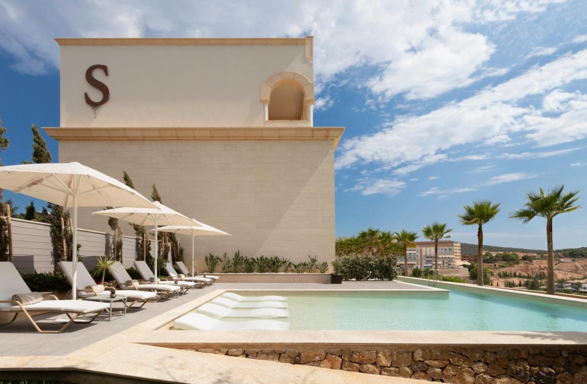 un hotel con piscina y tumbonas en Pure Salt Port Adriano - Adults Only, en Santa Ponsa