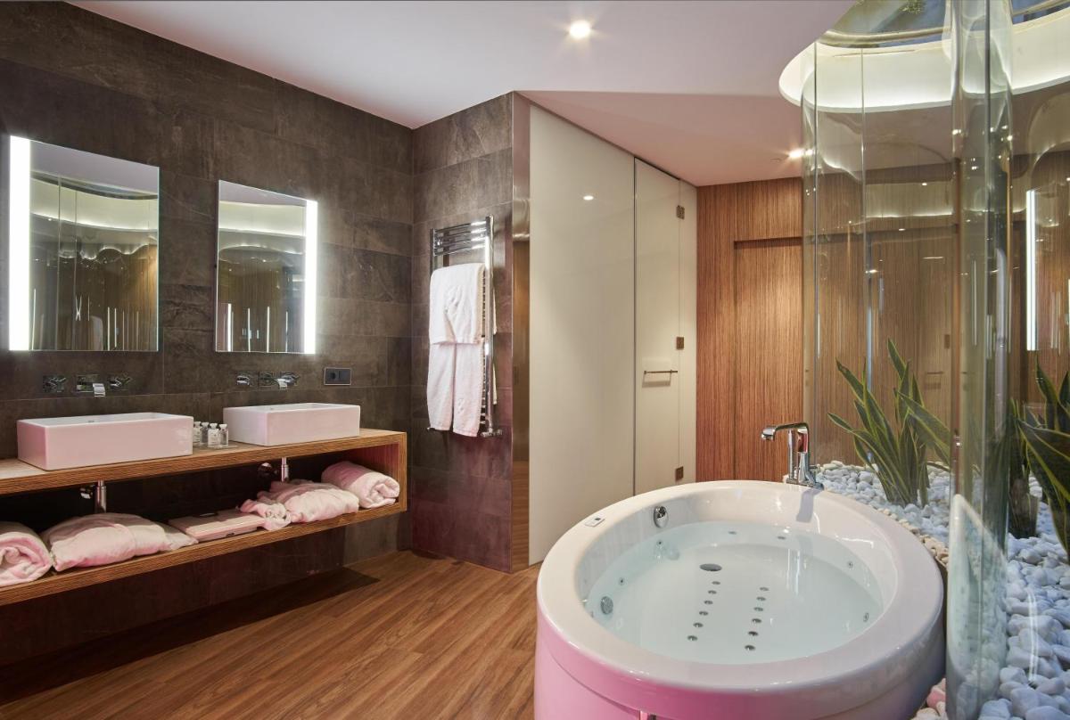 Un baño de Pure Salt Port Adriano - Adults Only