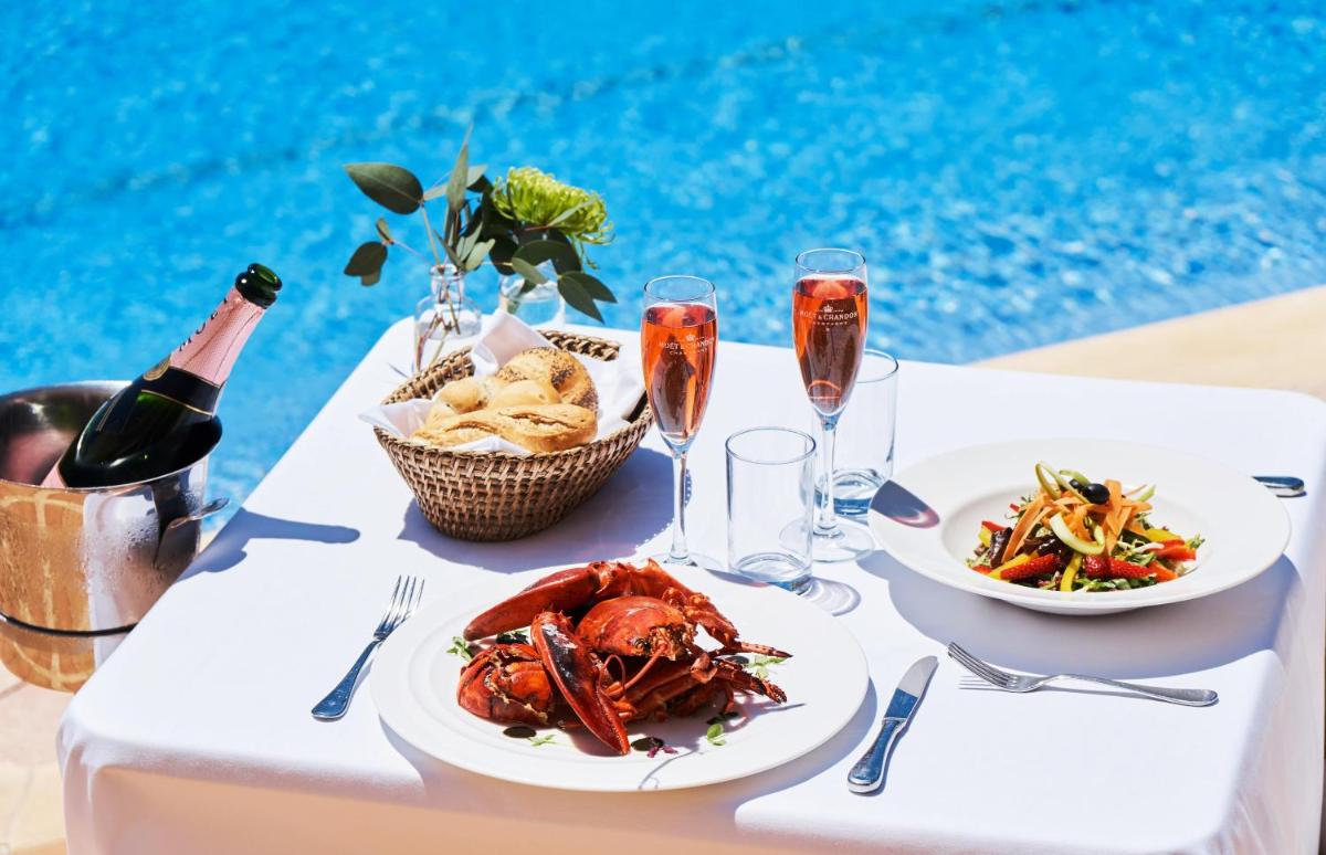 Comida en o cerca de este hotel