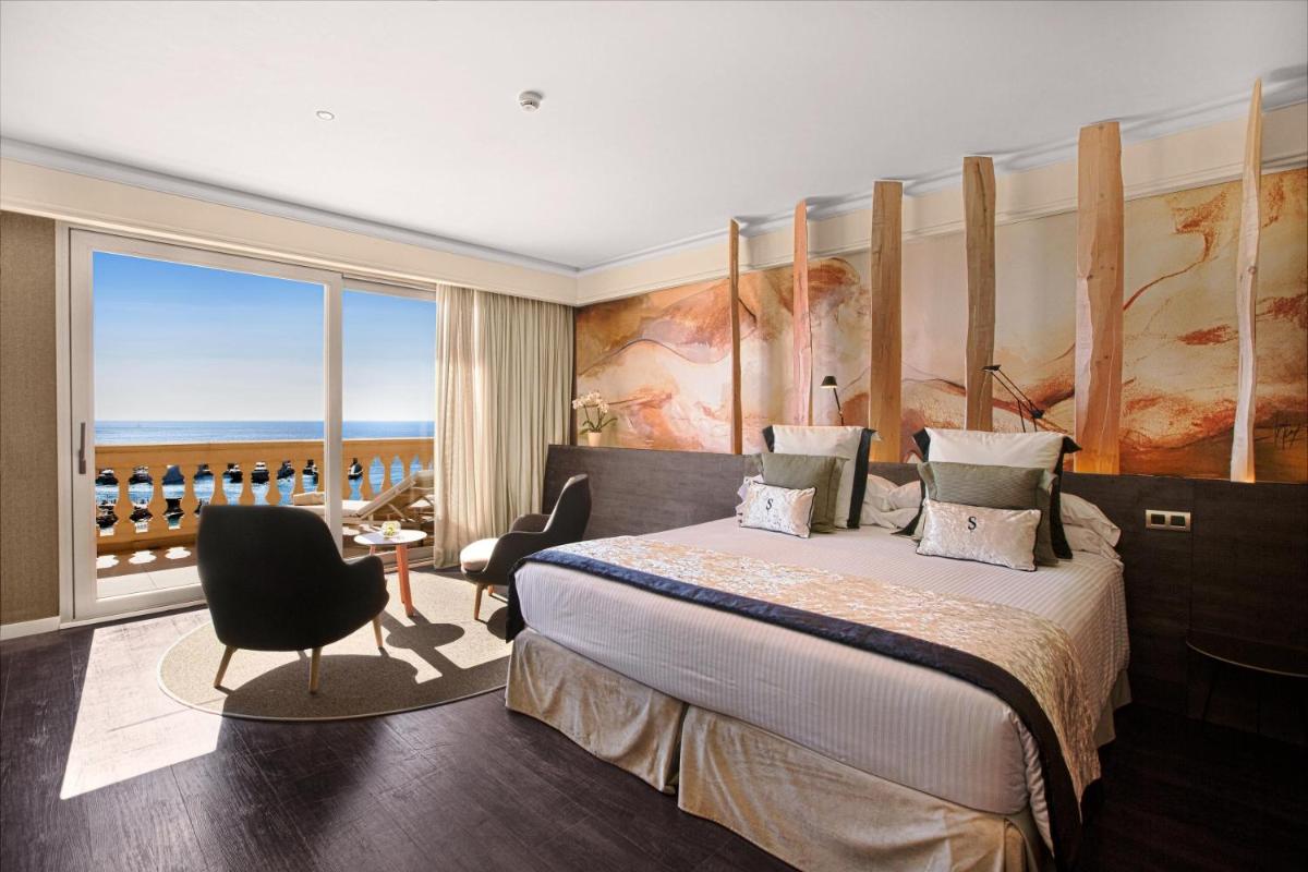 Un dormitorio con una cama y vista al mar. en Pure Salt Port Adriano - Adults Only, en Santa Ponsa
