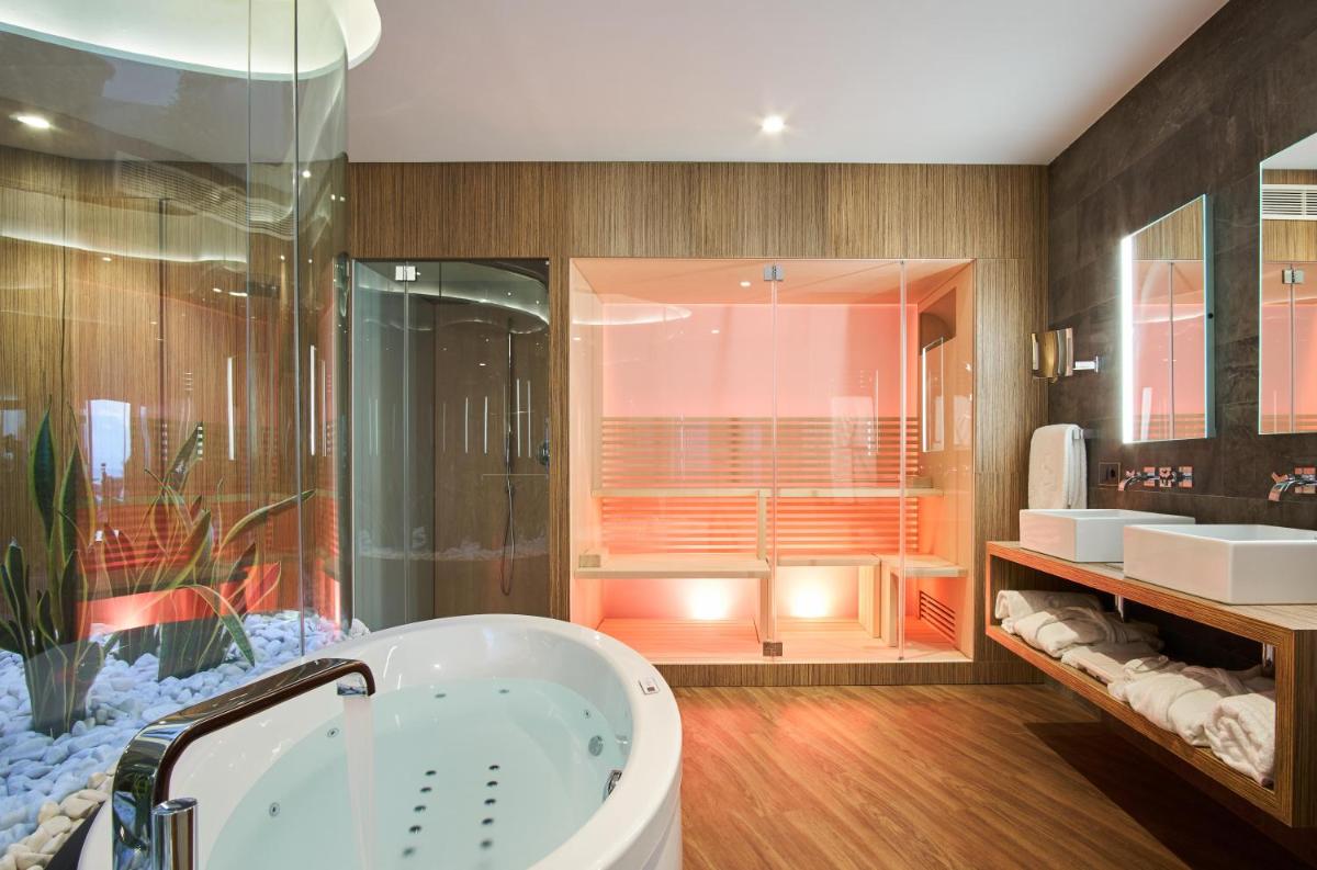 Un baño de Pure Salt Port Adriano - Adults Only