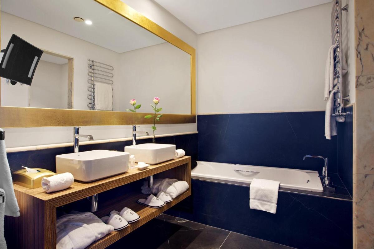 Un baño de Pure Salt Port Adriano - Adults Only