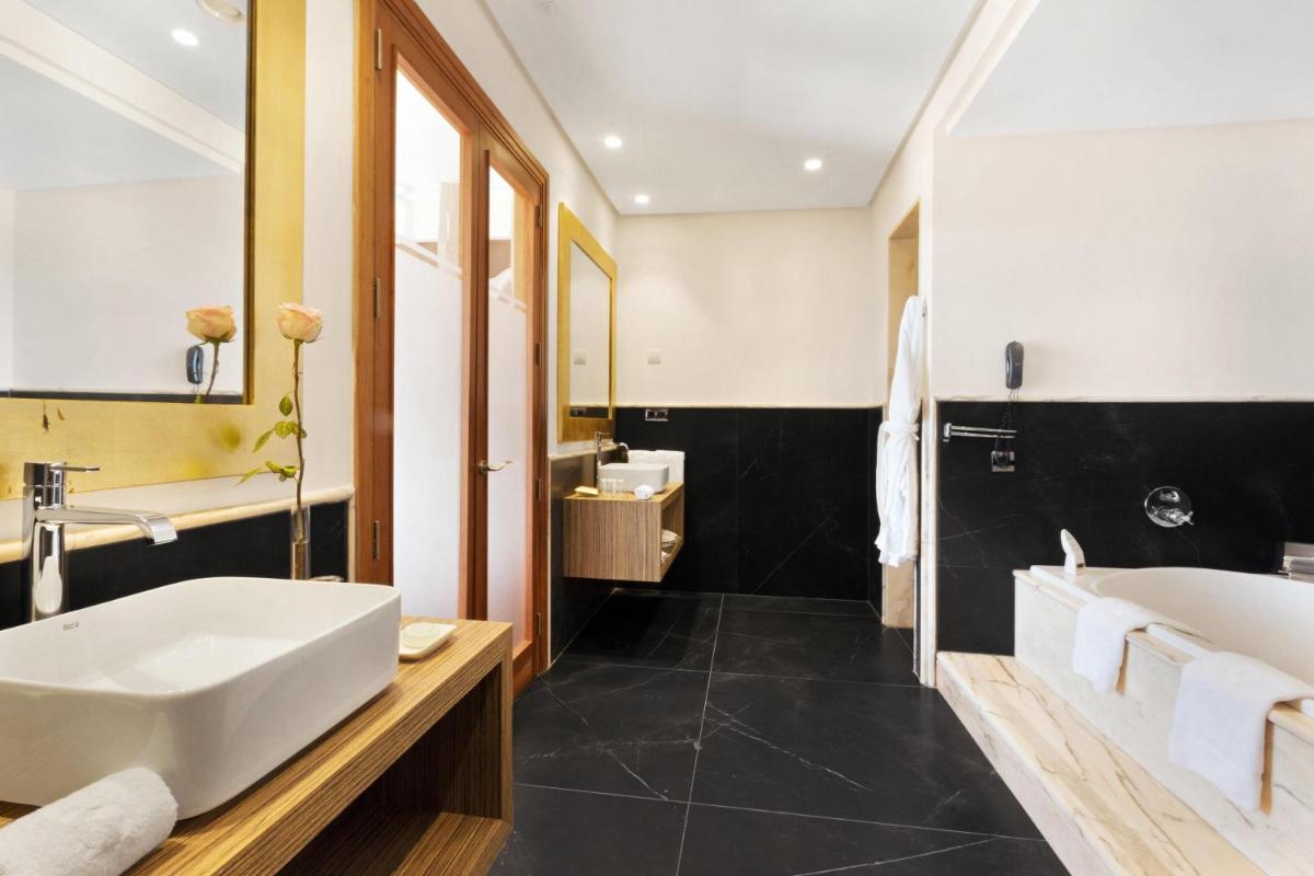 Un baño de Pure Salt Port Adriano - Adults Only