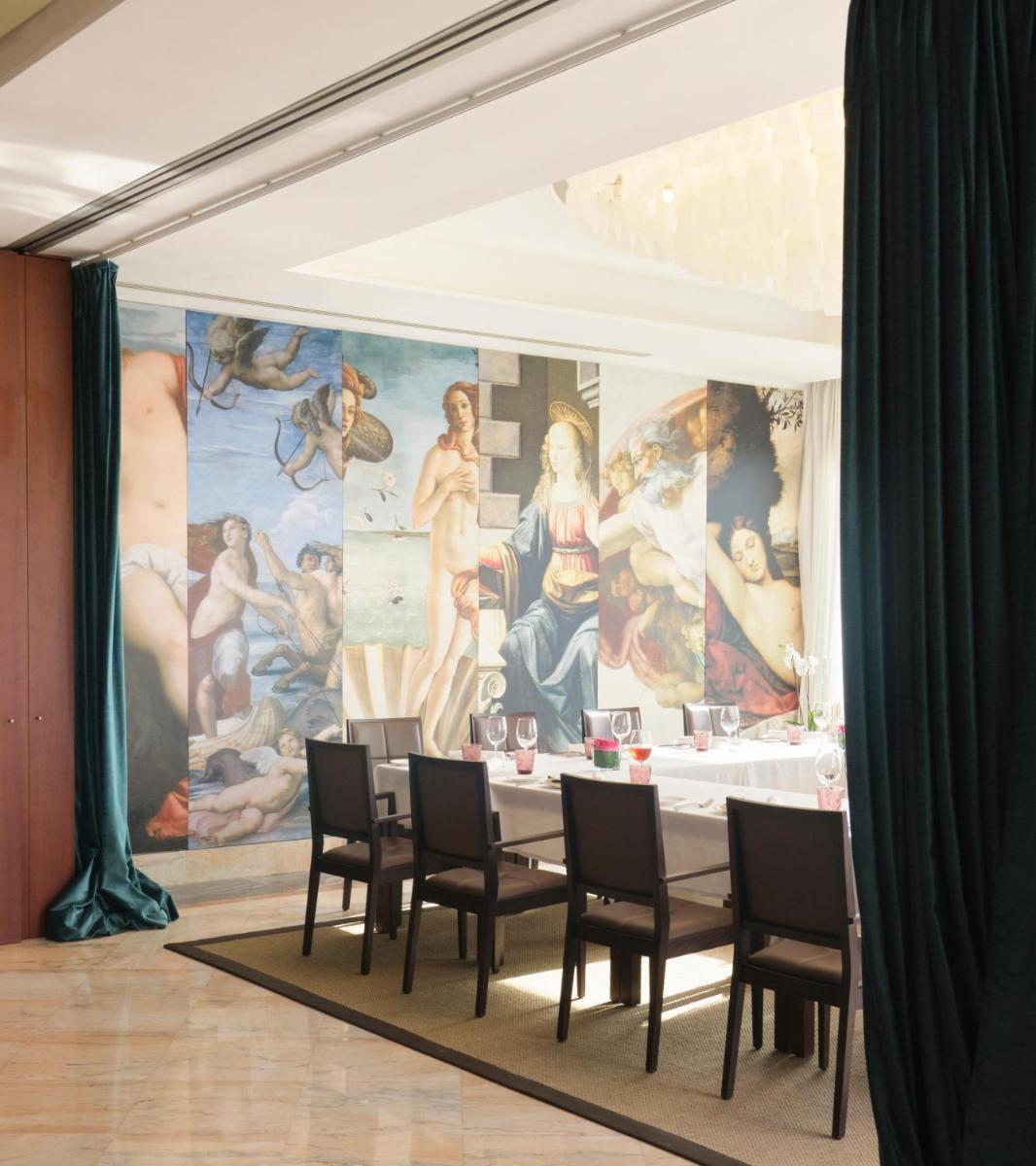 Un restaurante o sitio para comer en Pure Salt Port Adriano - Adults Only