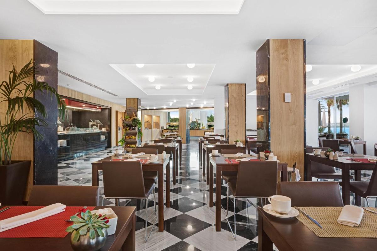 Un restaurante o sitio para comer en Pure Salt Garonda - Adults Only