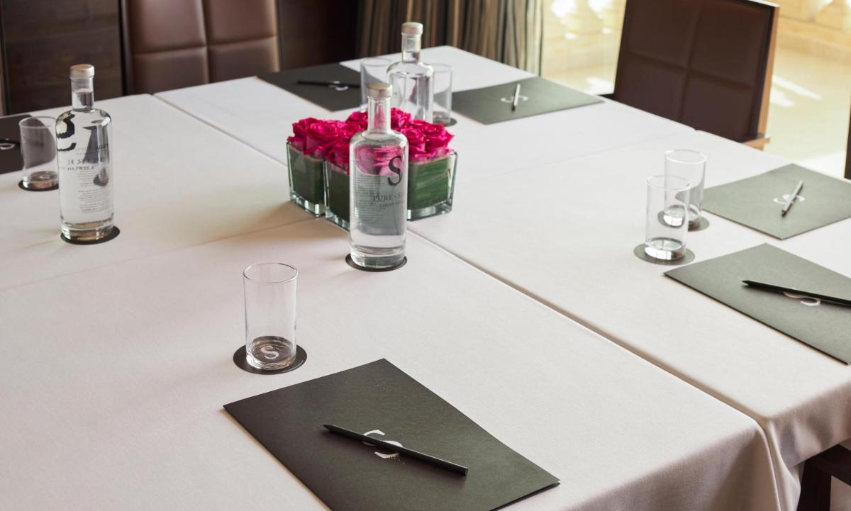 Un restaurante o sitio para comer en Pure Salt Port Adriano - Adults Only