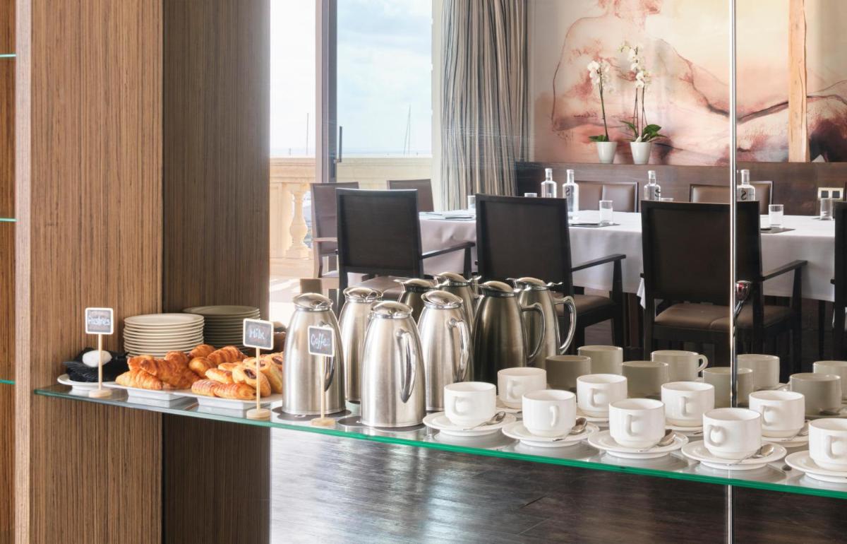 Comida en o cerca de este hotel