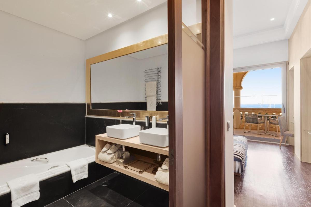 Un baño de Pure Salt Port Adriano - Adults Only