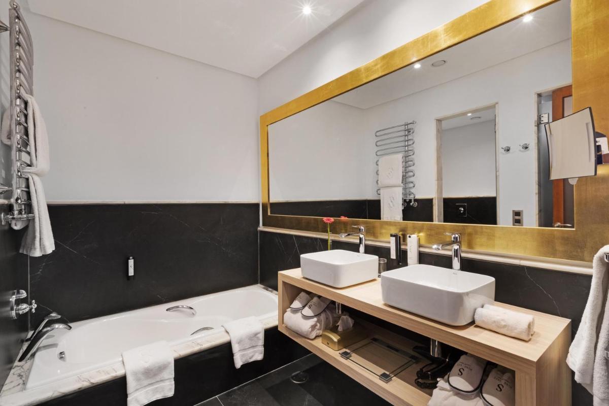 Un baño de Pure Salt Port Adriano - Adults Only