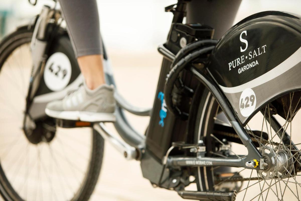 Montar en bicicleta en Pure Salt Garonda - Adults Only o alrededores