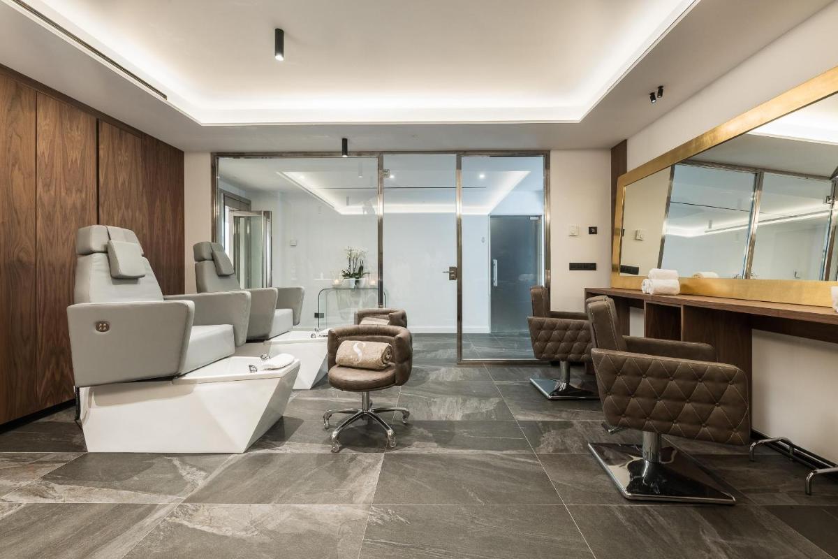 Un baño de Pure Salt Port Adriano - Adults Only