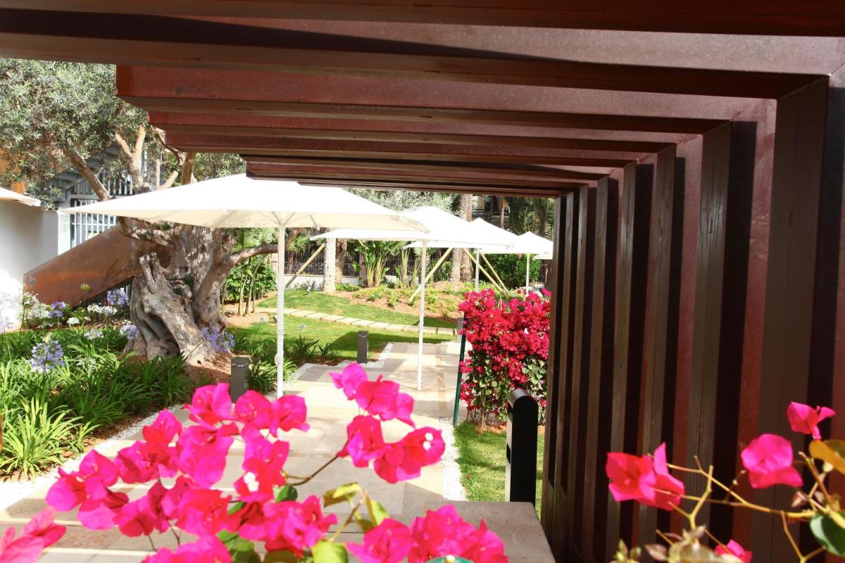 Jardín al aire libre en Pure Salt Garonda - Adults Only