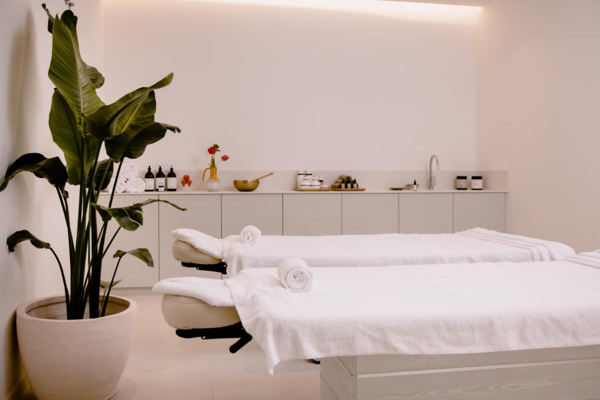 Cama o camas de una habitación en THE FLAG HOTEL Marbella, Estepona Adult Recommended