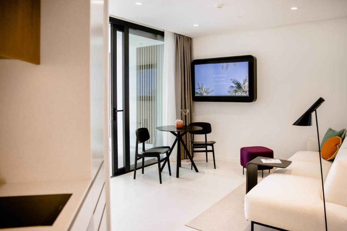 Una televisión o centro de entretenimiento en THE FLAG HOTEL Marbella, Estepona Adult Recommended