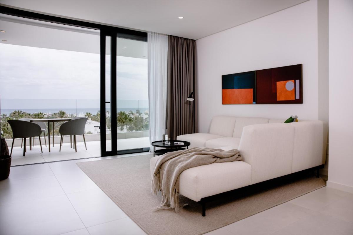 Una sala de estar con un sofá blanco y una mesa. en THE FLAG HOTEL Marbella, Estepona Adult Recommended, en Estepona 113 fotos más
