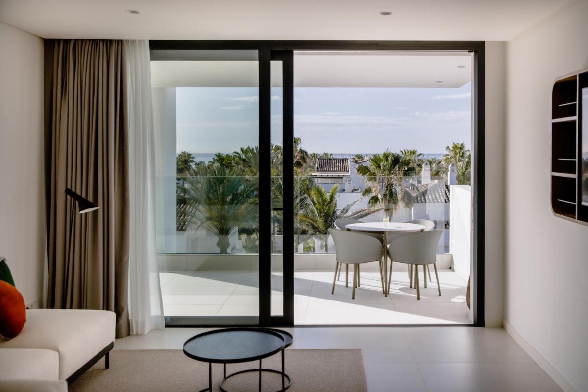 Un balcón o terraza de THE FLAG HOTEL Marbella, Estepona Adult Recommended