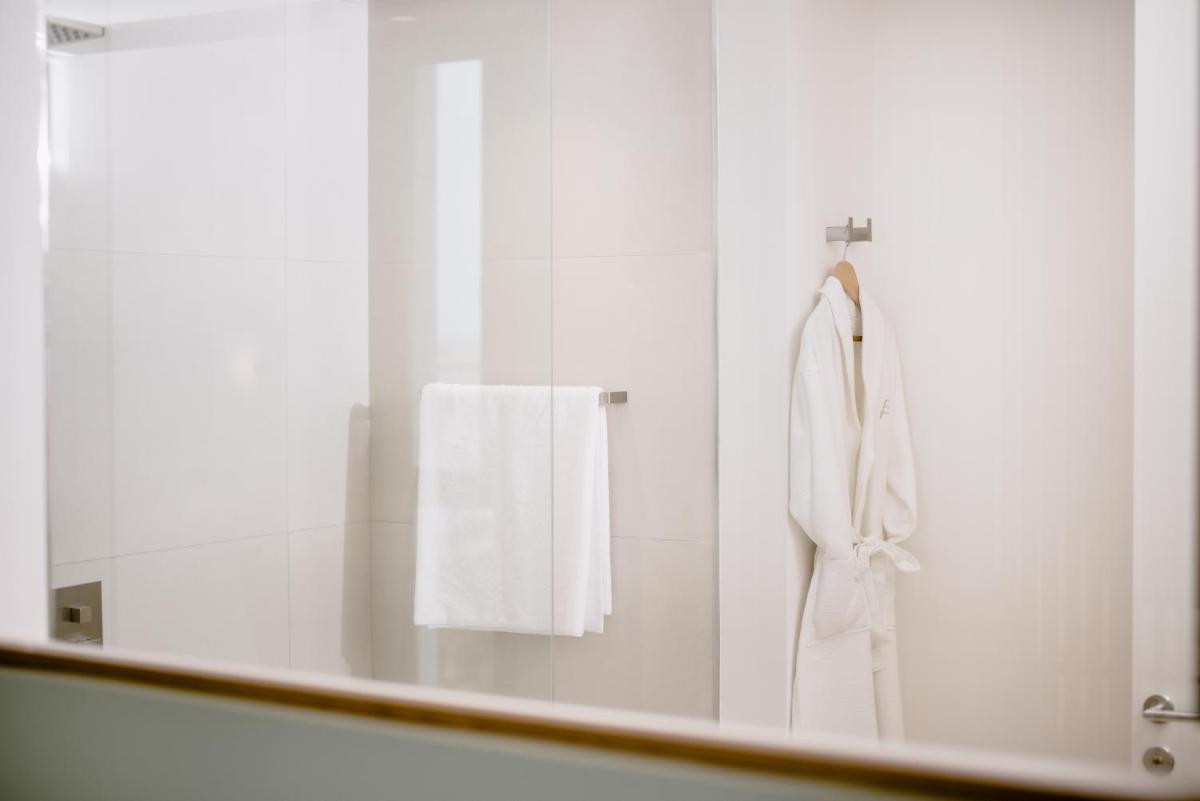 Un baño de THE FLAG HOTEL Marbella, Estepona Adult Recommended