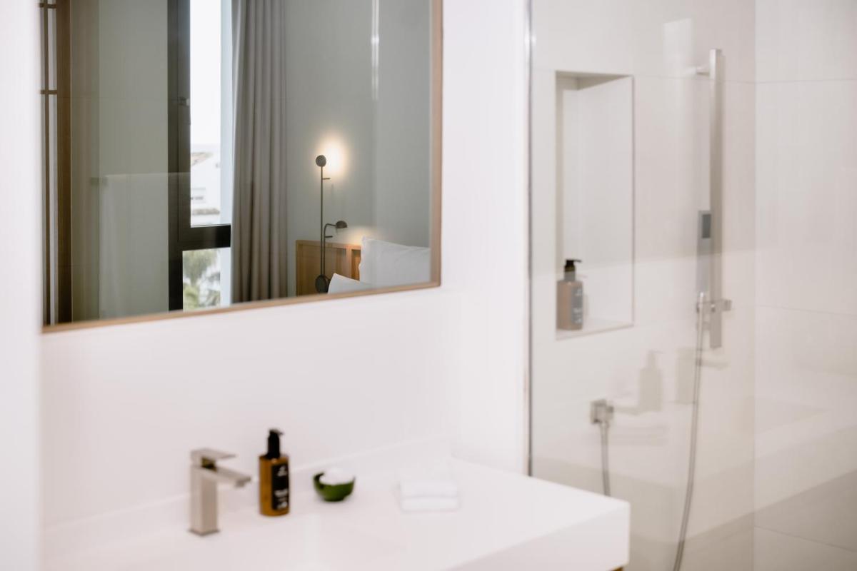Un baño de THE FLAG HOTEL Marbella, Estepona Adult Recommended