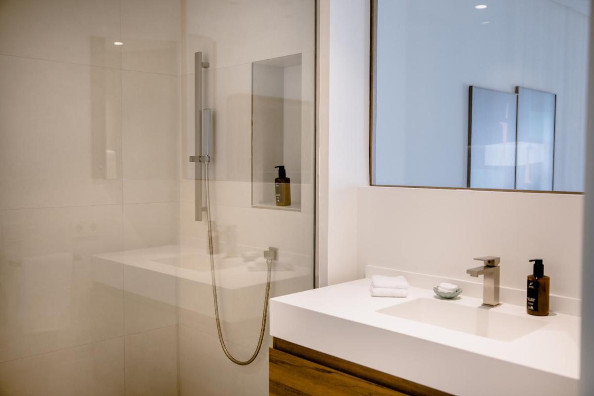 Un baño de THE FLAG HOTEL Marbella, Estepona Adult Recommended