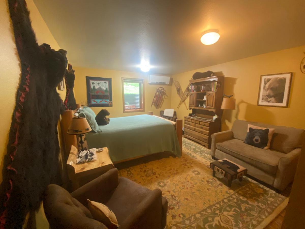 Two Bears Inn Bed & Breakfast - Housity
