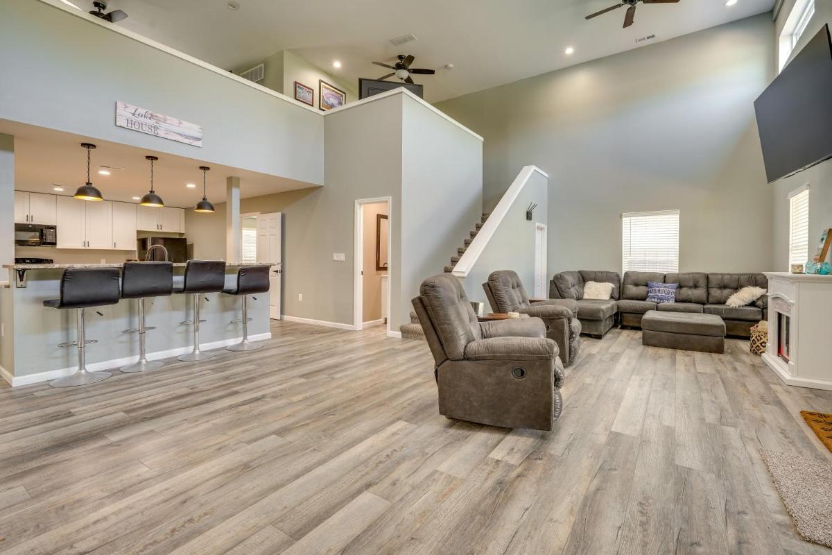 Waterfront Buckeye Lake Vacation Rental with Hot Tub - Housity