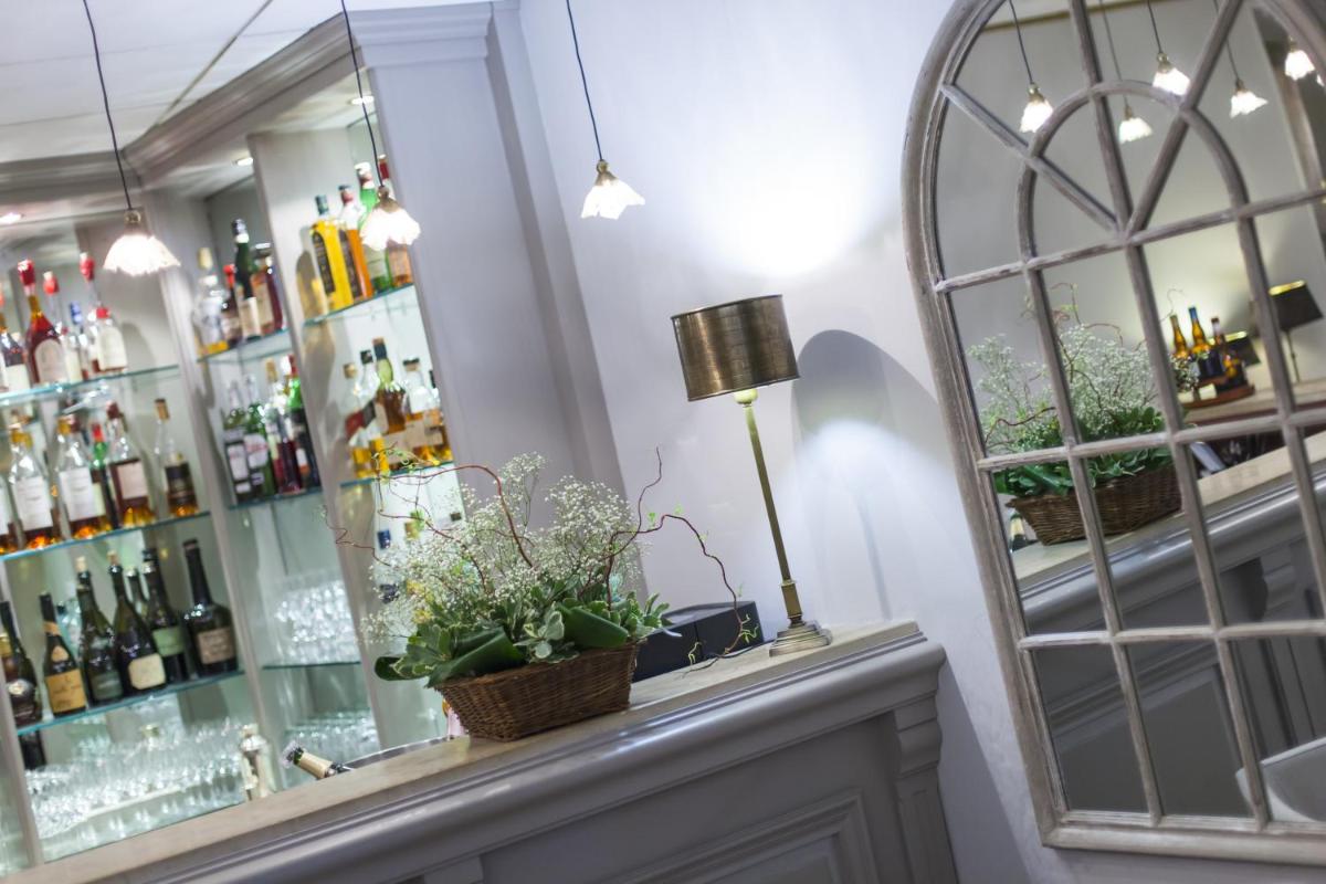 Salon ou bar de l'établissement Logis Hostellerie des Clos et restaurant Bistrot des grands crus