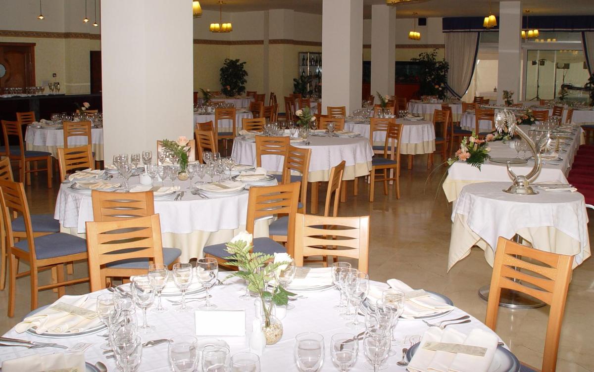 Un restaurante o sitio para comer en Hotel Spa Nanin Playa