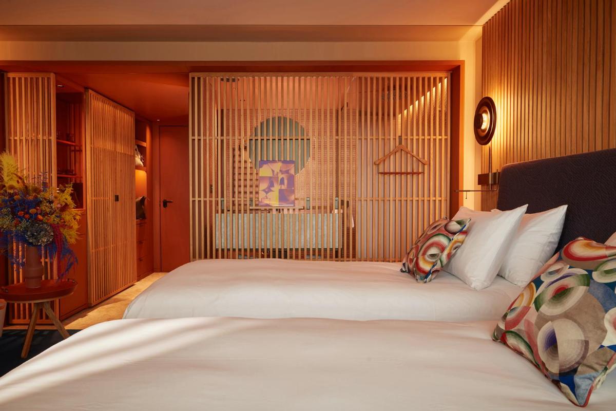 Un ou plusieurs lits dans un hébergement de l'établissement SO/ Paris Hotel