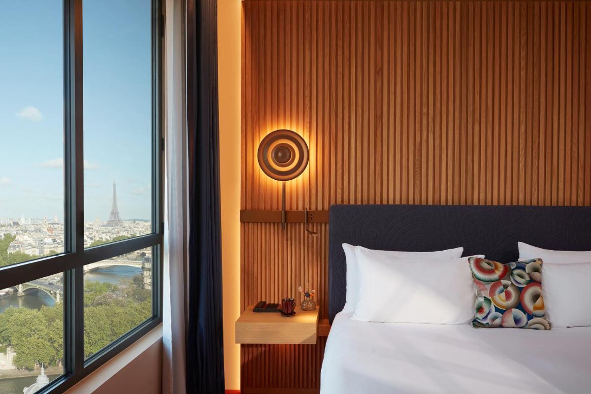 Un ou plusieurs lits dans un hébergement de l'établissement SO/ Paris Hotel