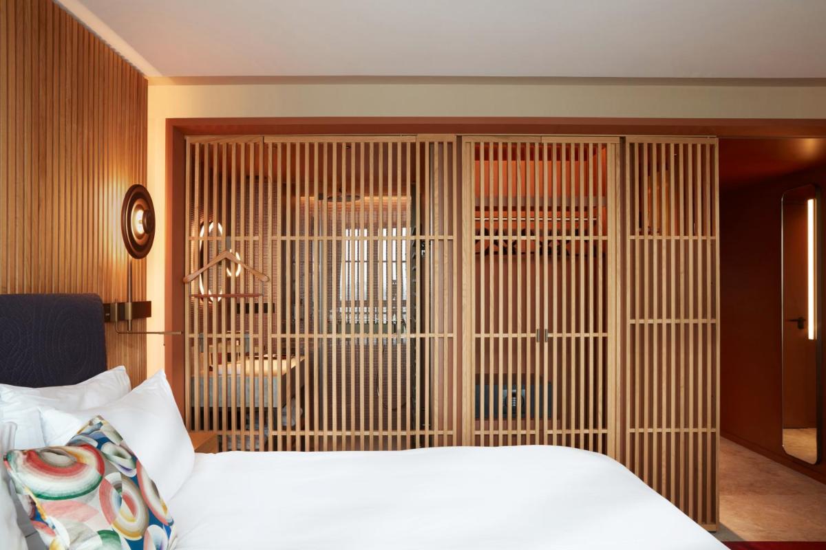 Un ou plusieurs lits dans un hébergement de l'établissement SO/ Paris Hotel