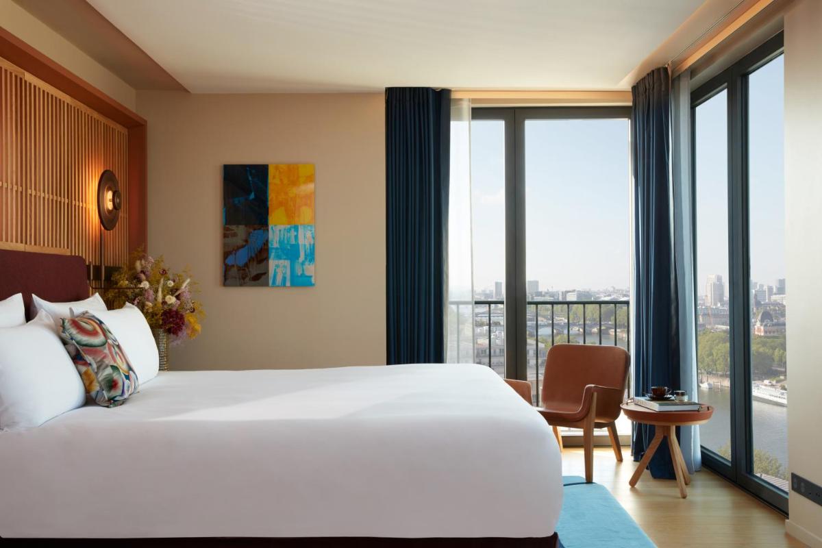 Un ou plusieurs lits dans un hébergement de l'établissement SO/ Paris Hotel