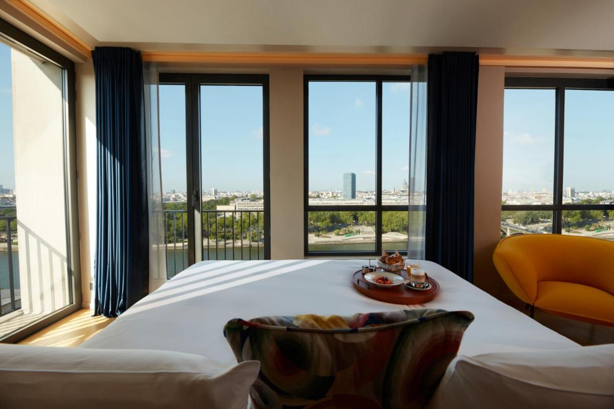 Un ou plusieurs lits dans un hébergement de l'établissement SO/ Paris Hotel