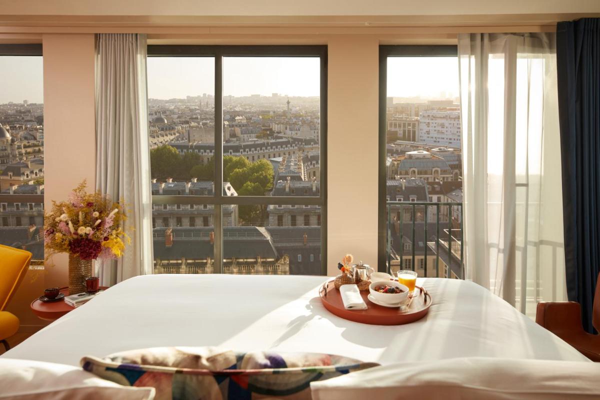 Un ou plusieurs lits dans un hébergement de l'établissement SO/ Paris Hotel
