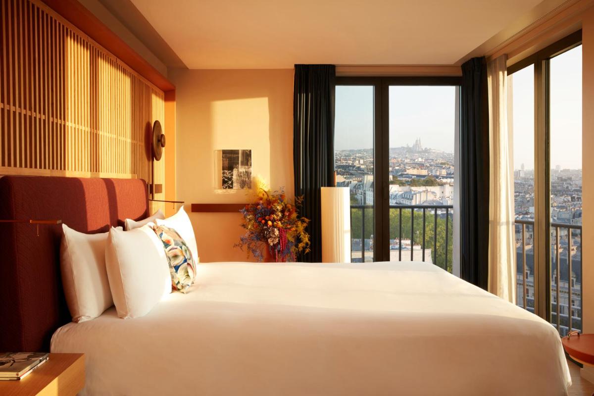 Un ou plusieurs lits dans un hébergement de l'établissement SO/ Paris Hotel