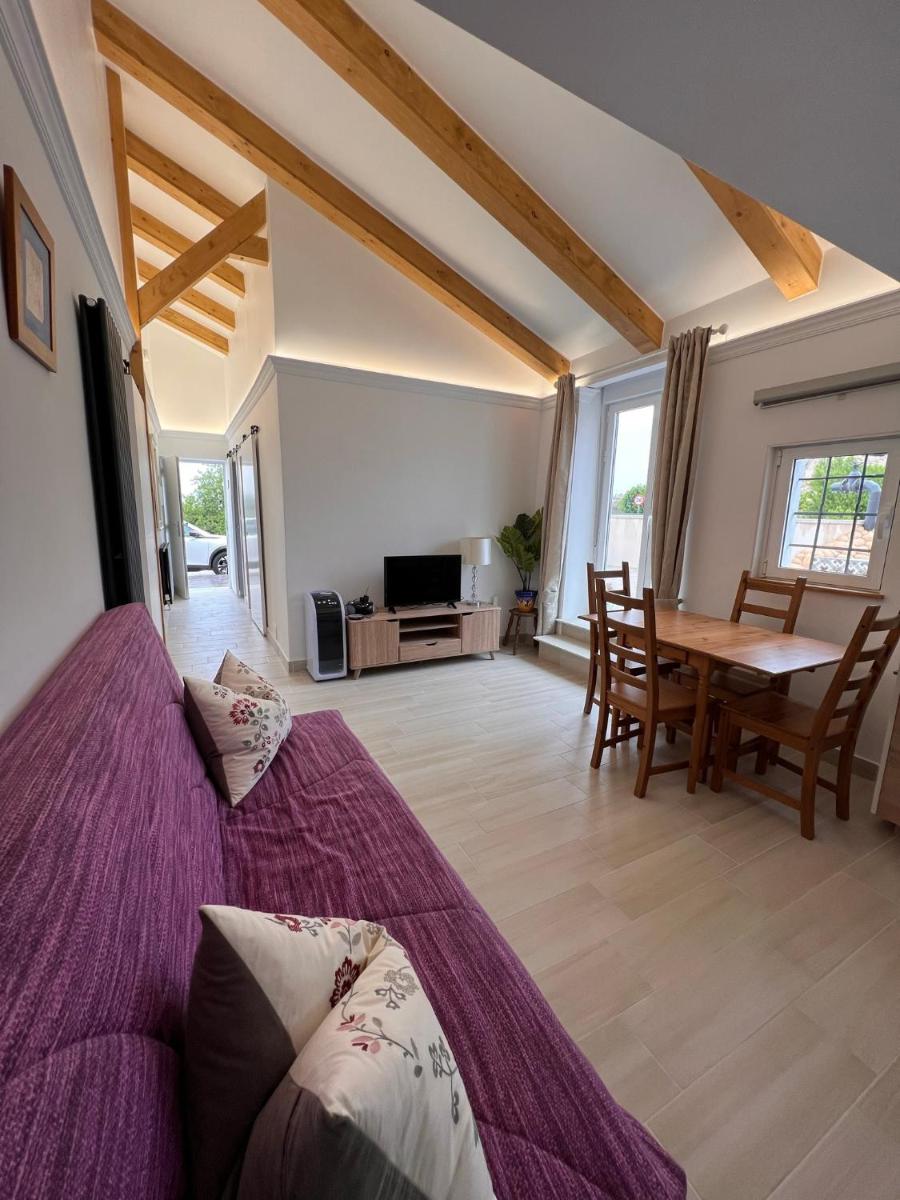 Casa Amor - Caseta - 1 Bedroom Apartment with Shared Pool &amp; Jacuzzi Close to Parque Regional Sierra del Carche, hiking trails &amp; striking views - Housity