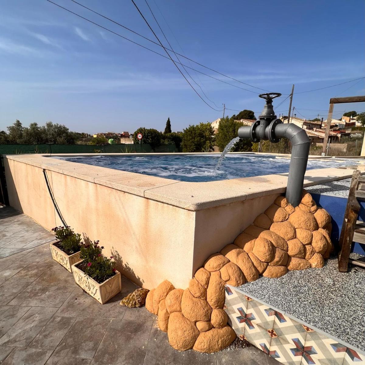 Casa Amor - Caseta - 1 Bedroom Apartment with Shared Pool & Jacuzzi Close to Parque Regional Sierra del Carche, hiking trails & striking views - Housity