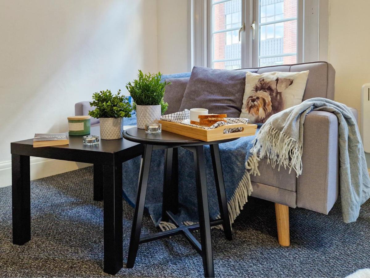 Spacious room with sofa - Housity